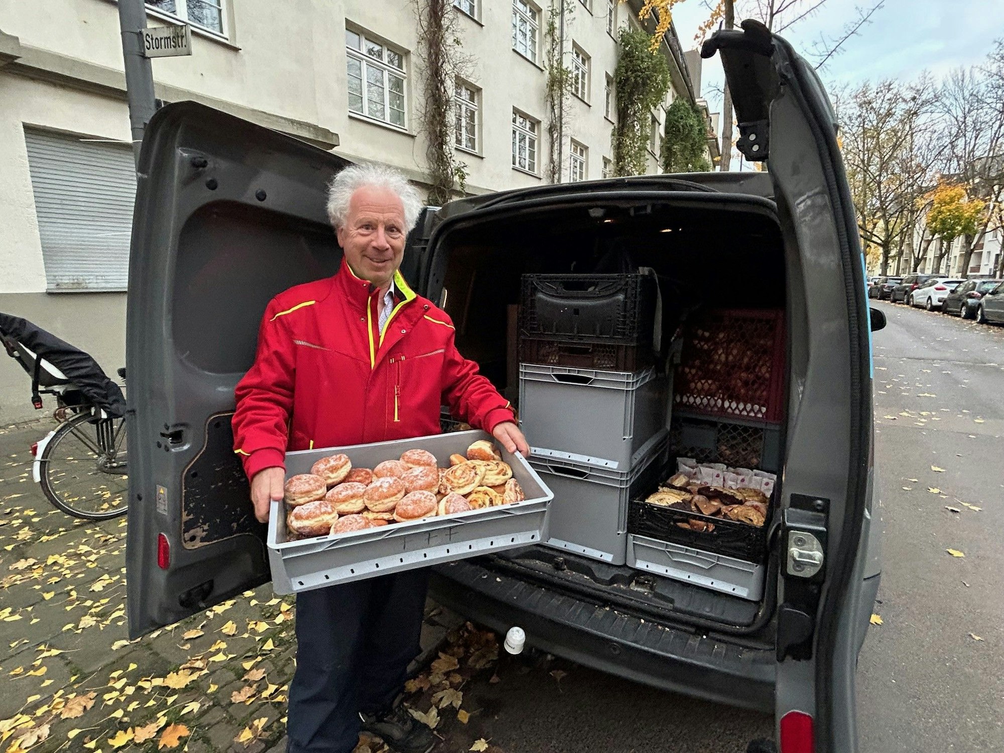 Die Ausbeute eines Tages: Der DJ der guten Laune hat seine Berufung gefunden und in Köln ein großes Netzwerk zur Rettung von Lebensmitteln aufgebaut.