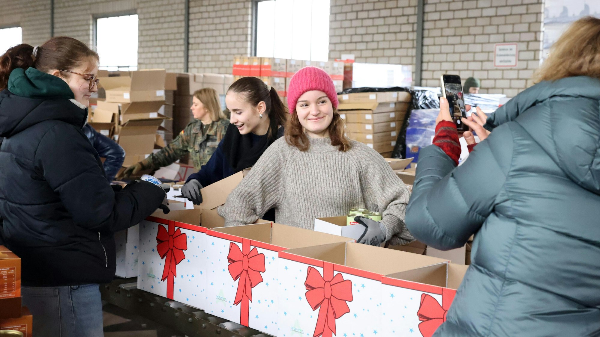 Ein Foto für die Schule: Das Ursulinengymnasium lässt seit über 40 Jahren ihre Schülerinnen an der Hilfsaktion der Rundschau-Altenhilfe teilhaben.
