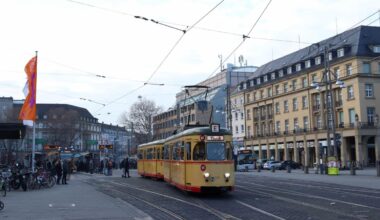 Historische Straßenbahnen bringen Adventsstimmung in Karlsruher Innenstadt