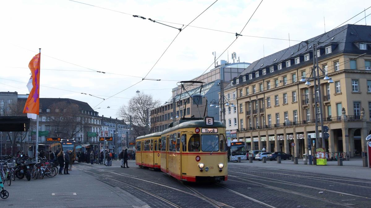 Historische Straßenbahnen bringen Adventsstimmung in Karlsruher Innenstadt