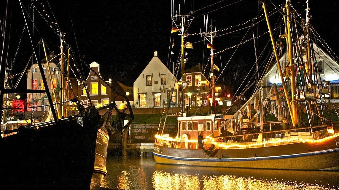 Adventsstimmung im Hafen von Greetsiel: Der Weihnachtsmarkt öffnet, anders als viele andere, erst nach den Feiertagen.