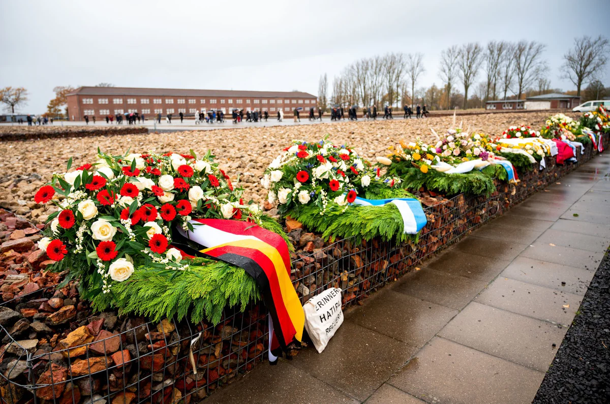 Volkstrauertag - Gedenken am Volkstrauertag in Hamburg und Schleswig-Holstein - Politik