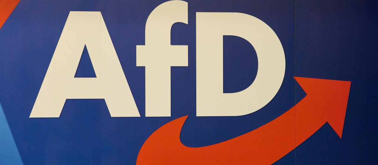 Das Logo der AfD ist auf dem Landesparteitag der AfD Hamburg im Bürgersaal Wandsbek zu sehen. | dpa Das Logo der AfD ist auf dem Landesparteitag der AfD Hamburg im Bürgersaal Wandsbek zu sehen.