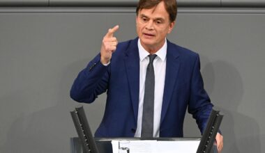 Auto von AfD-Politiker Baumann brennt in Hamburg-Altona ab