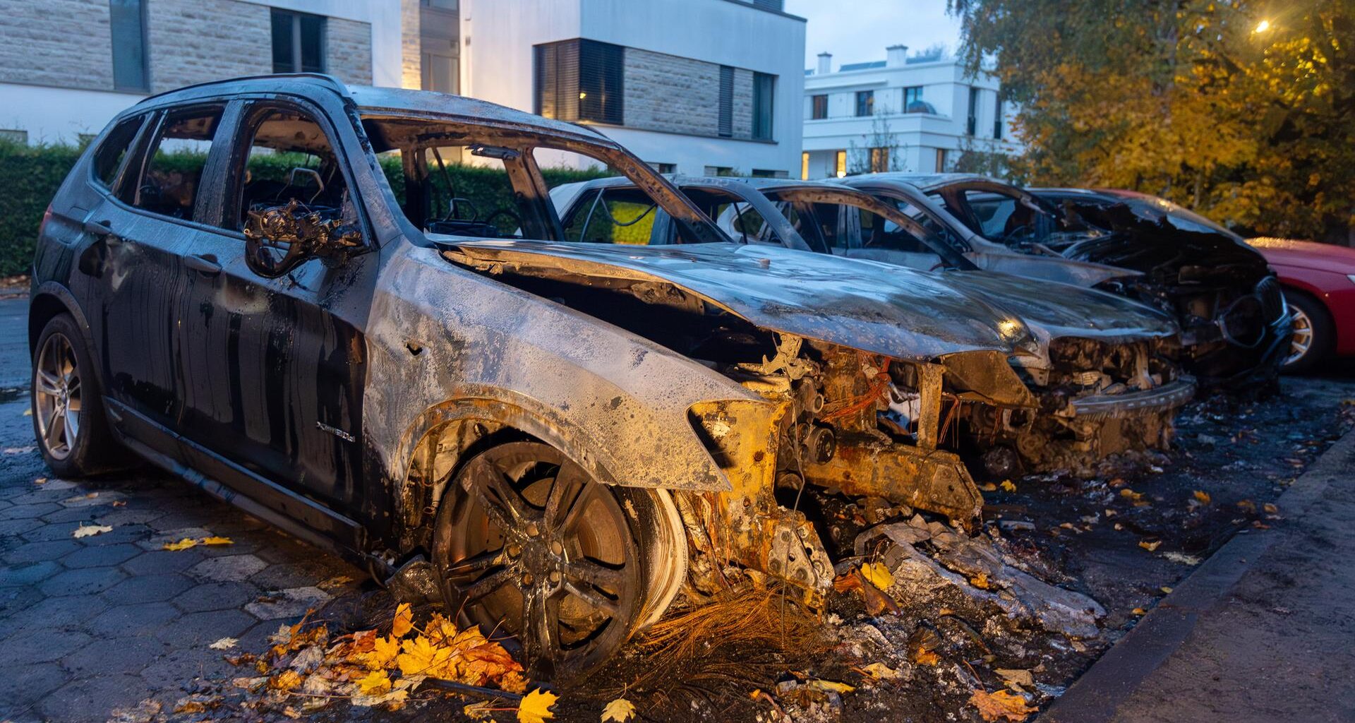 Ausgebrannte Fahrzeuge stehen im Stadtteil Othmarschen im Hamburger Westen an einer Strasse.