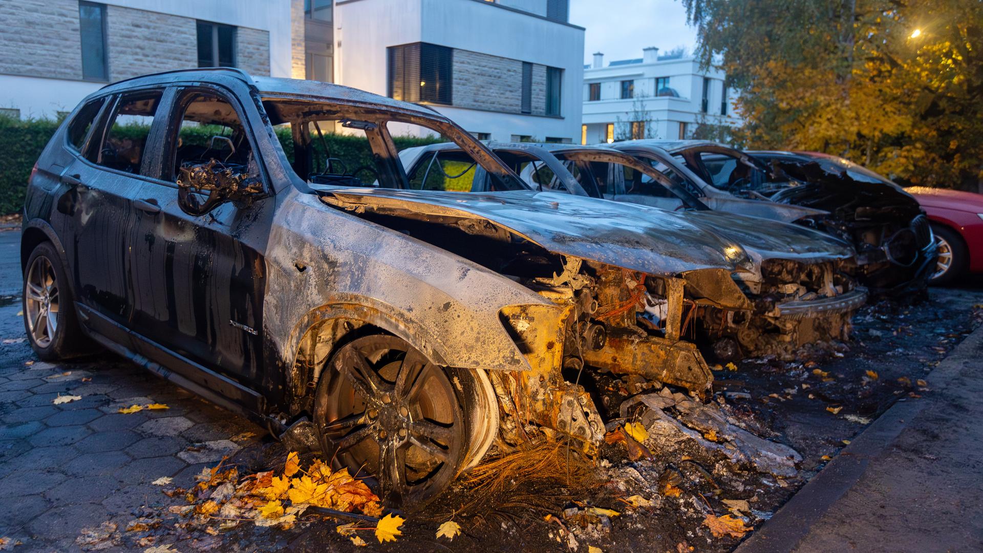 Ausgebrannte Fahrzeuge stehen im Stadtteil Othmarschen im Hamburger Westen an einer Strasse. Ausgebrannte Fahrzeuge stehen im Stadtteil Othmarschen im Hamburger Westen an einer Strasse.