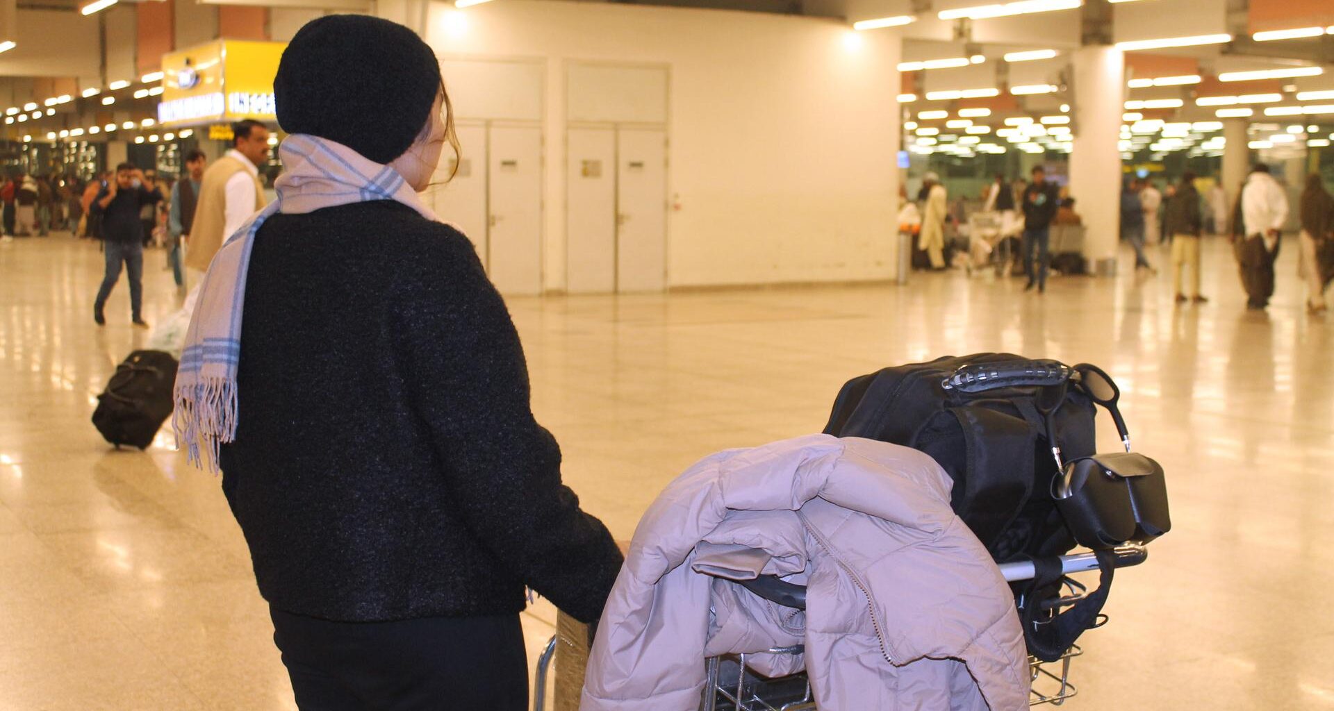 Eine junge Afghanin mit Aufnahmezusage für Deutschland wartet auf ihren Flug nach Berlin.