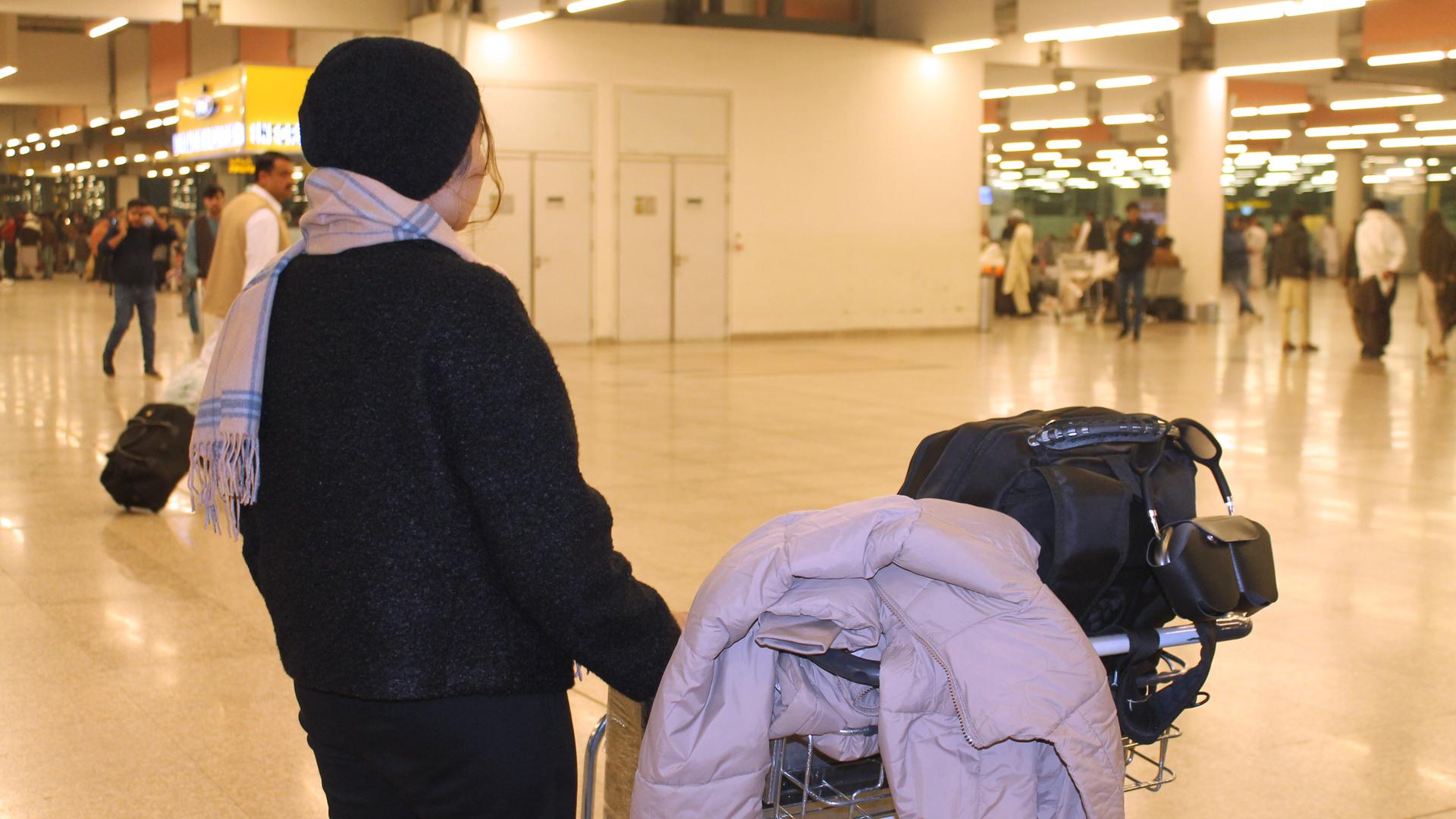 Eine junge Afghanin mit Aufnahmezusage für Deutschland wartet auf ihren Flug nach Berlin. Eine junge Afghanin mit Aufnahmezusage für Deutschland wartet auf ihren Flug nach Berlin.