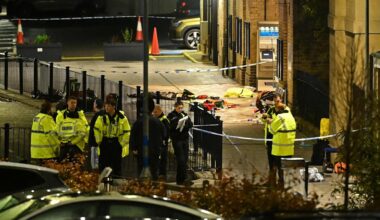 England: Mehrere Menschen in Zug niedergestochen – Starmer beklagt „zutiefst beunruhigenden“ Vorfall