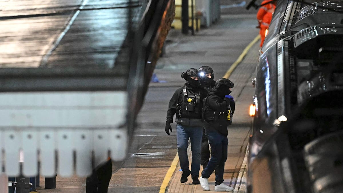 England: Zehn Verletzte bei Angriff in Zug – Starmer beklagt „zutiefst beunruhigenden“ Vorfall