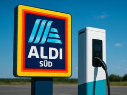 Logo von Aldi Süd neben einer Ladesäule.