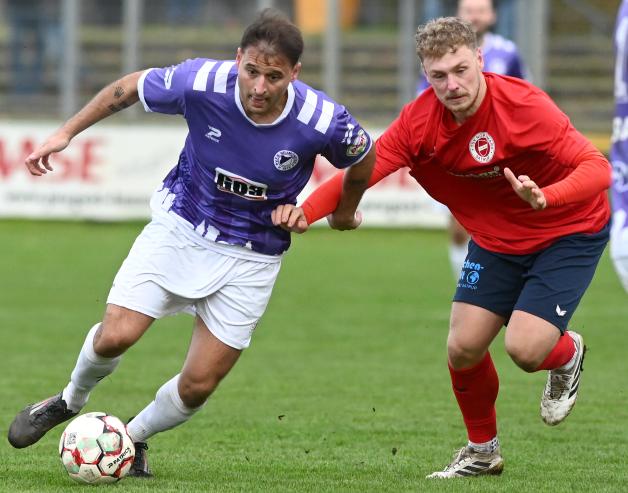 Wieder einmal einer der Auffälligsten im VfR-Dress: Kastriot Alija (links), hier im Zweikampf mit Luca Bracht vom TSV Nordmark Satrup.