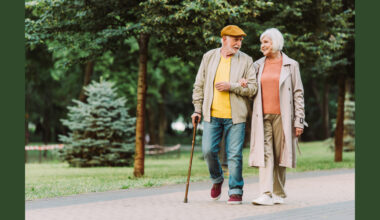 Älteres Paar beim Spaziergang im Park