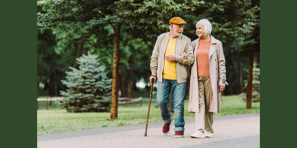 Älteres Paar beim Spaziergang im Park