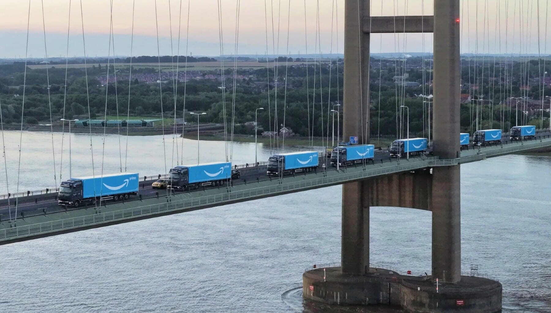 Amazon nimmt in UK erste E-Lkw aus Daimler-Deal entgegen