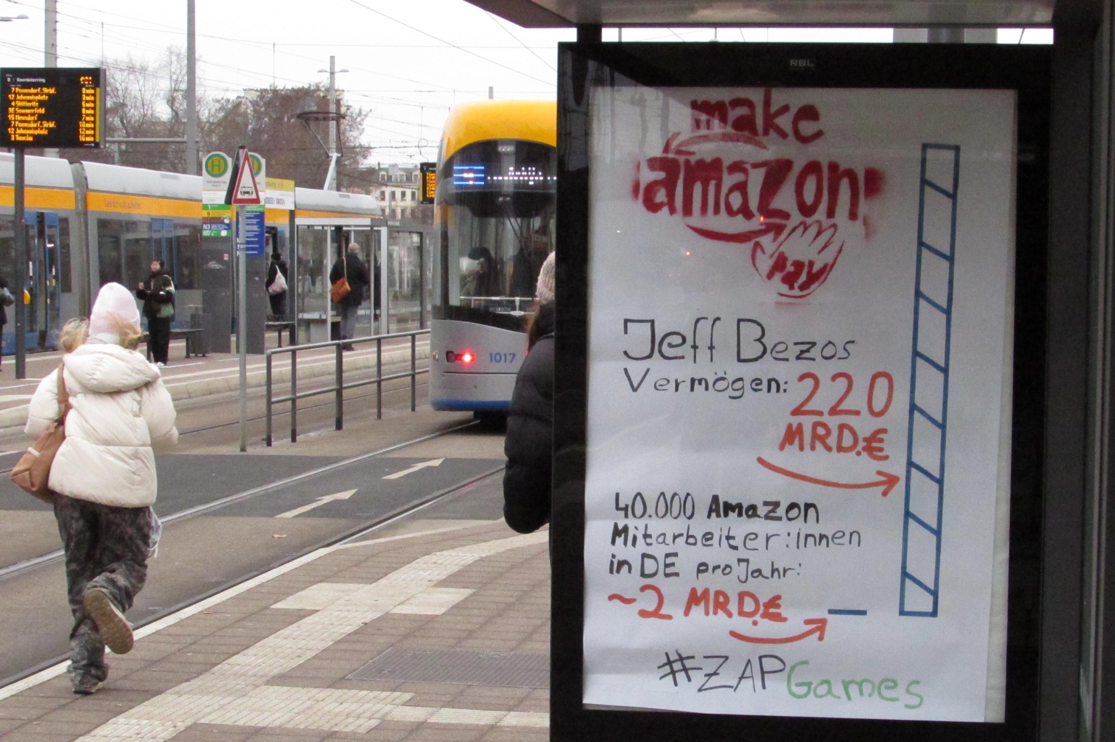 Kritik am riesigen Vermögen des Amazon-Chefs in einem Wartehäuschen am Goerdelerring. Foto: privat