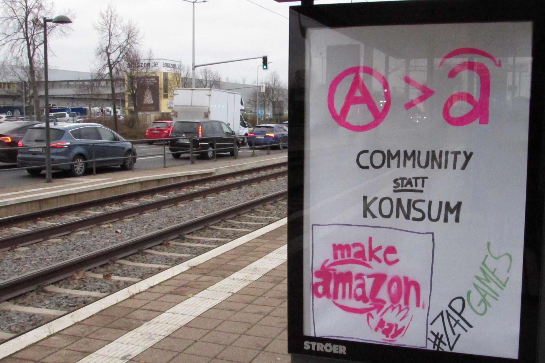 Adbusting-Aktion an der Straßenbahnhaltestelle am Amazon-Verteilzentrum. Foto: privat