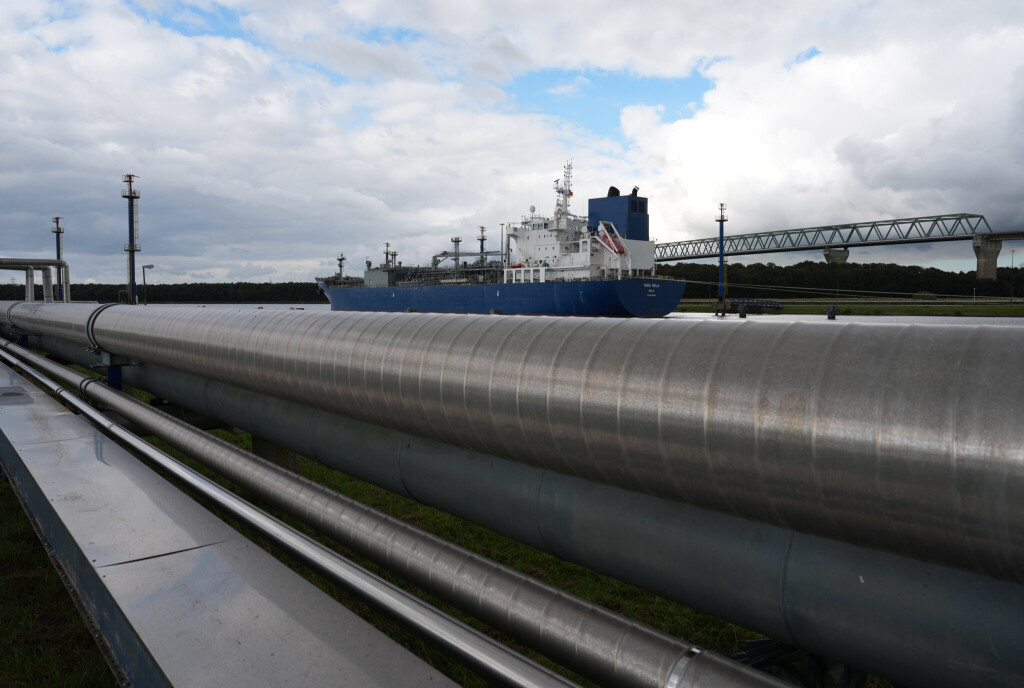 Der mit Ammoniak beladene Flüssiggastanker „Yara Sela“ liegt am Kai des neuen Ammoniak-Importterminals des norwegischen Unternehmens Yara International im Hafen Ostermoor. Das neue Importterminal verfügt über eine Kapazität von bis zu drei Millionen Tonnen Ammoniak. Ammoniak lässt sich in Stickstoff und Wasserstoff aufspalten und ist somit als Träger von Wasserstoff ein wichtiger Teil der Energiewende.
