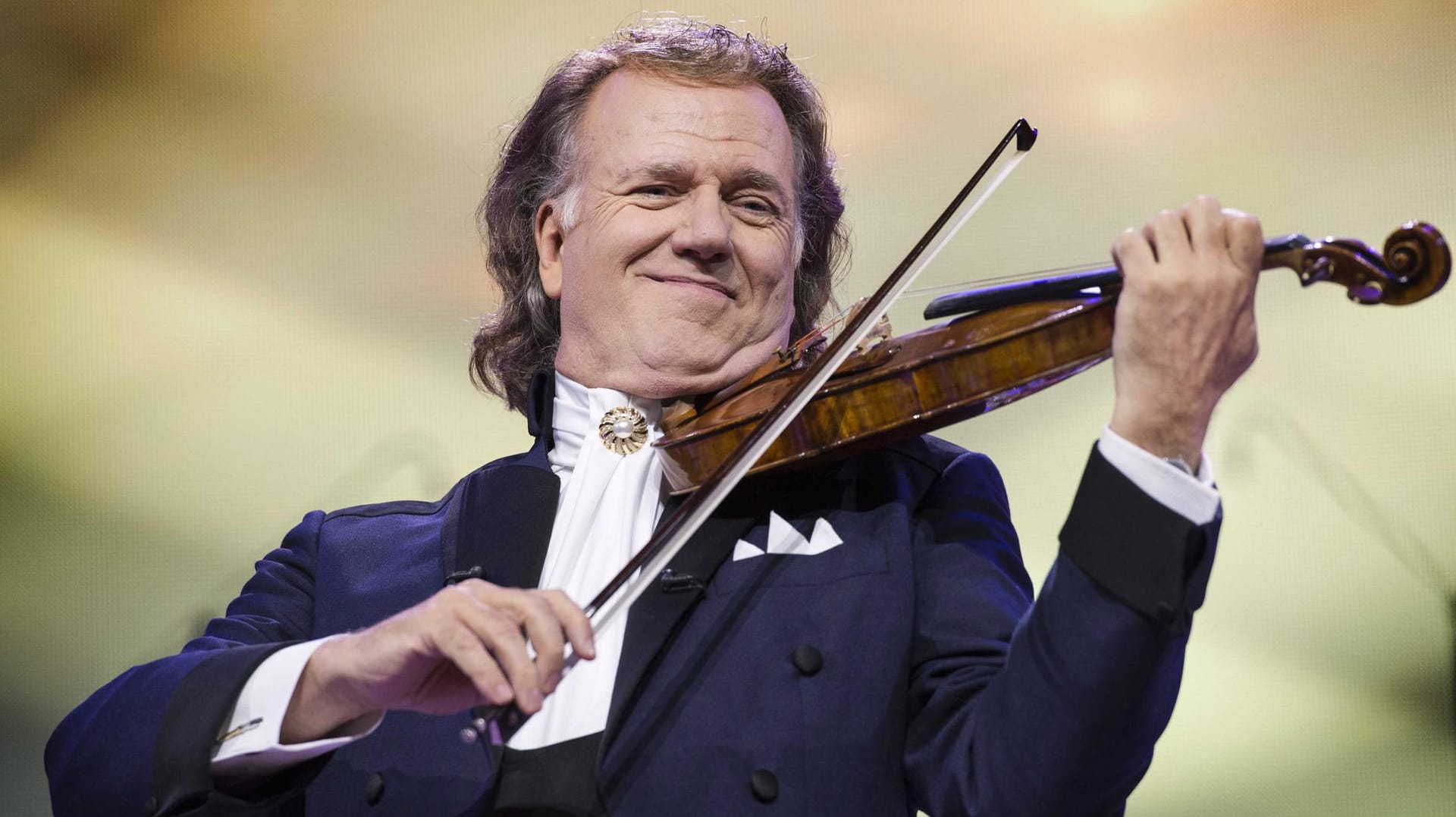 Andre Rieu hat mehr als 40 Millionen Platten verkauft. Andre Rieu hat mehr als 40 Millionen Platten verkauft.