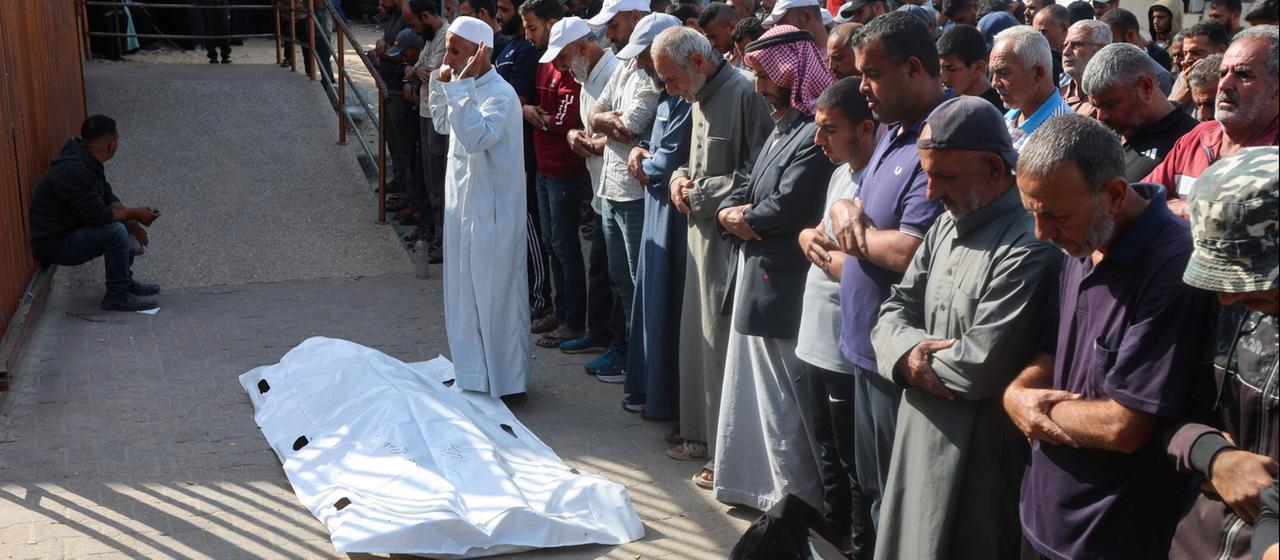 Menschen trauern um einen getöteten Palästinenser