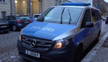 Polizei nach Anschlagsdrohungen an 22 Berliner Schulen im Einsatz