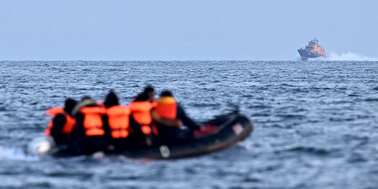 Flüchtlinge auf einem Boot im Ärmelkanal