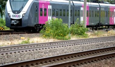 20 Männer stürmen Regionalzug und sprühen Graffiti