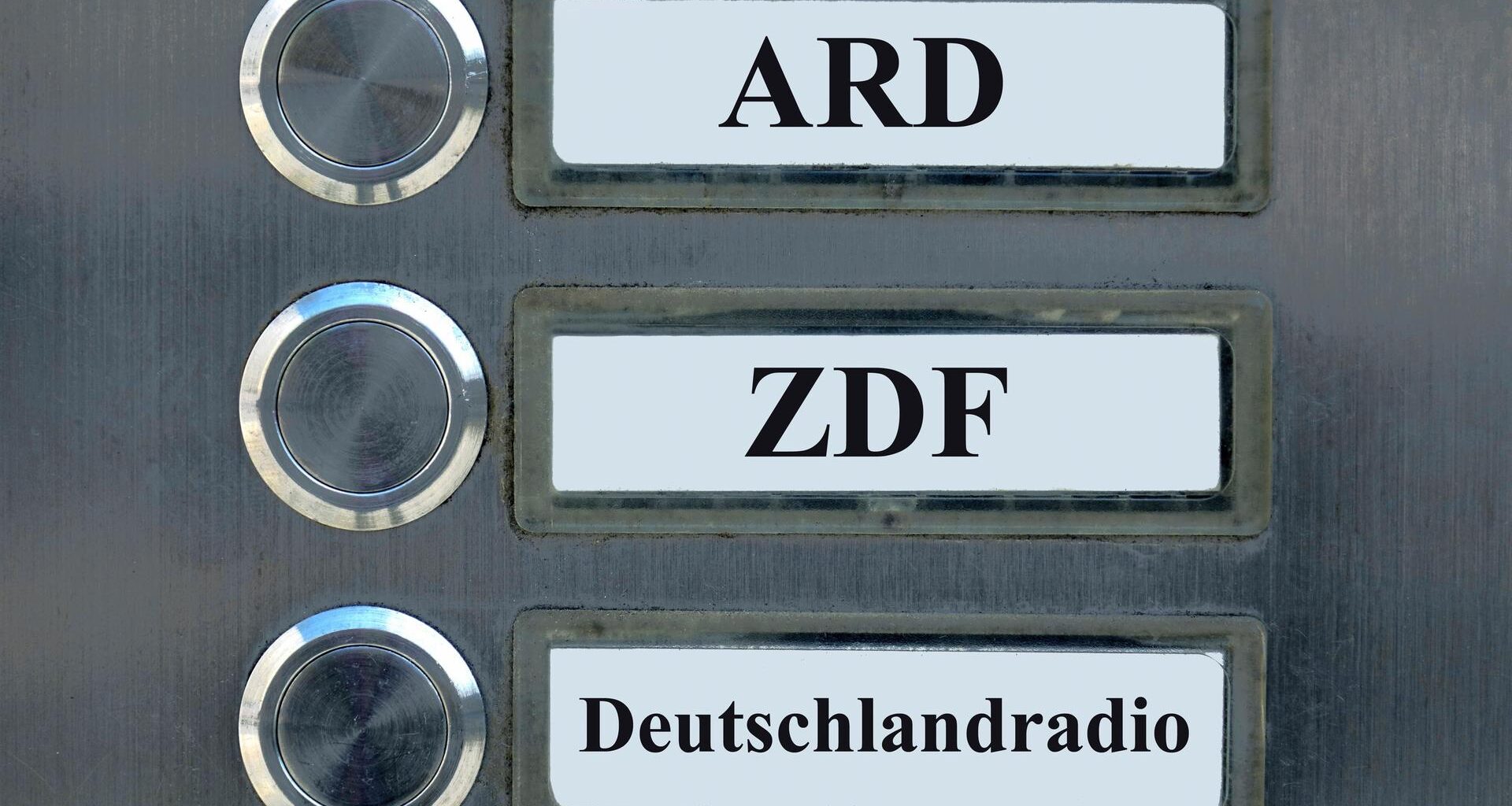 Auf drei Klingelschildern befinden sich die Schriftzüge ARD, ZDF und Deutschlandradio.