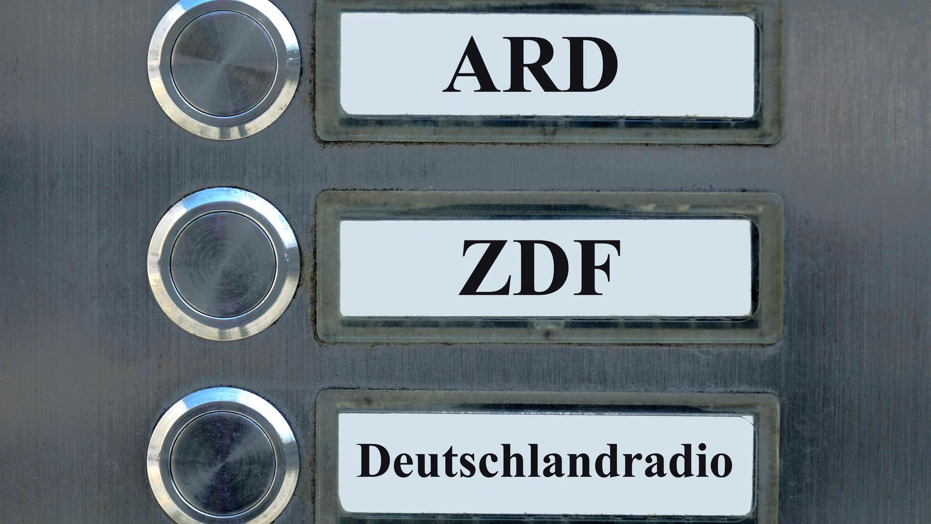 Auf drei Klingelschildern befinden sich die Schriftzüge ARD, ZDF und Deutschlandradio.