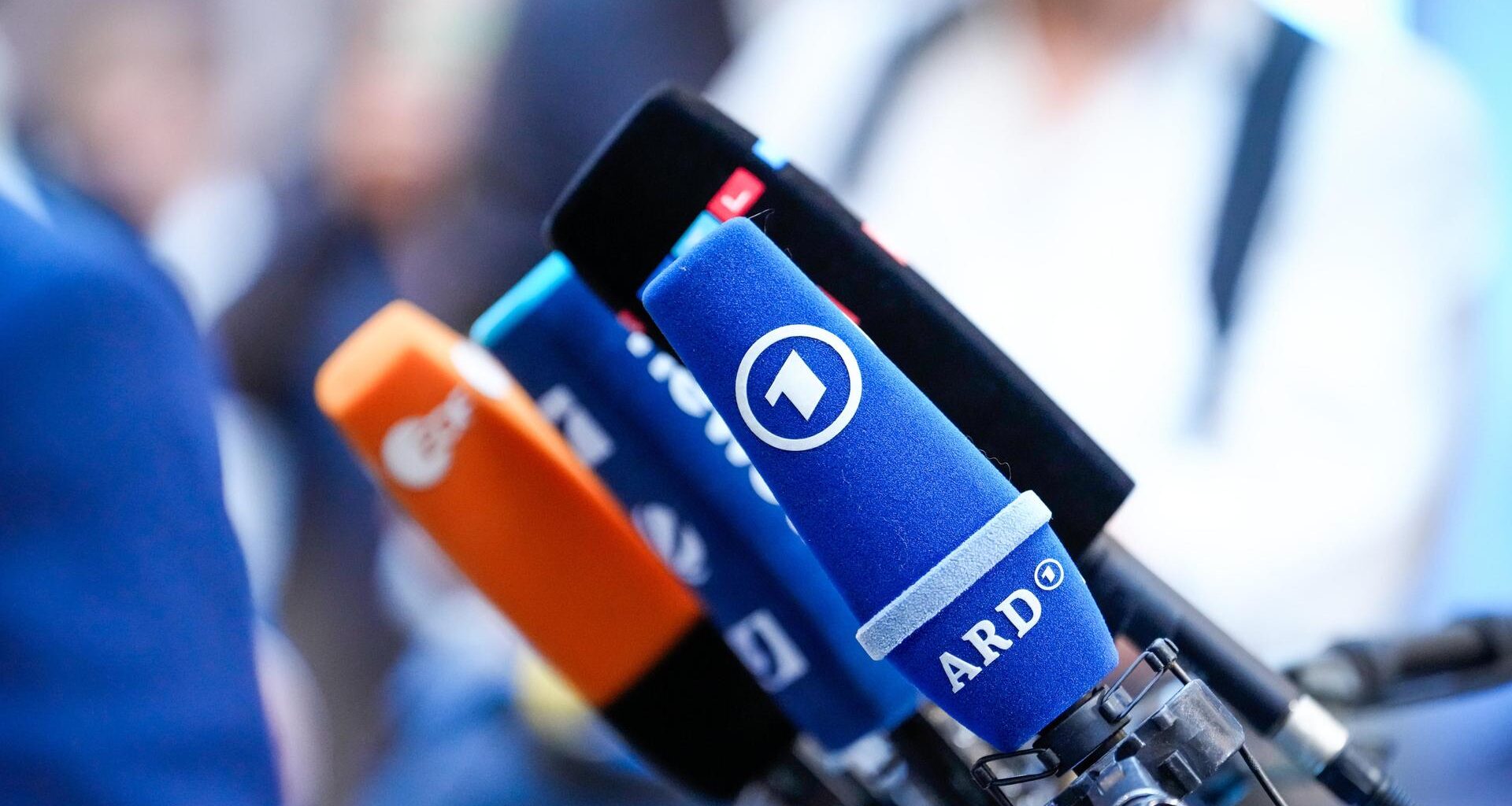Fernsehmikrofone, darunter Mikros der ARD und des ZDF