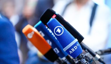 Fernsehmikrofone, darunter Mikros der ARD und des ZDF