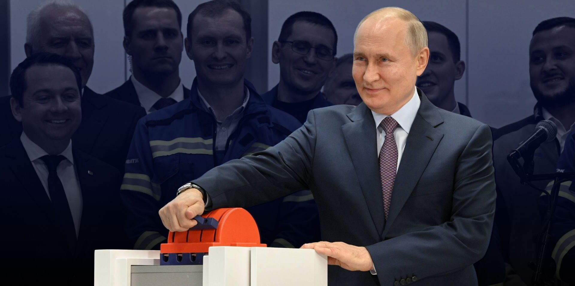 Der russische Präsident Wladimir Putin weiht bei seinem Besuch im Offshore-Superfacility-Bauzentrum von Novatek-Murmansk im Dorf Belokamenka im Jahr 2023 die erste Erdgasverflüssigungsanlage auf Schwerkraftbasis für das Projekt Arctic LNG-2 ein