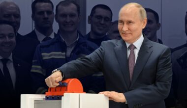 Der russische Präsident Wladimir Putin weiht bei seinem Besuch im Offshore-Superfacility-Bauzentrum von Novatek-Murmansk im Dorf Belokamenka im Jahr 2023 die erste Erdgasverflüssigungsanlage auf Schwerkraftbasis für das Projekt Arctic LNG-2 ein