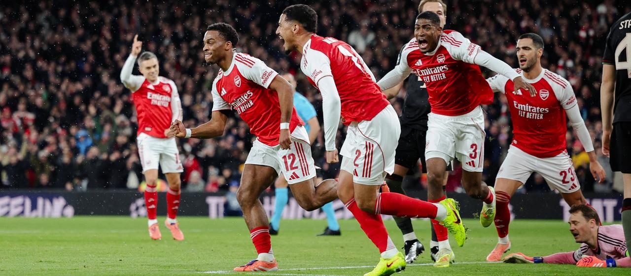 Die Spieler des FC Arsenal bejubeln den Führungstreffer von Justin Timber (2. v. l.) im Spiel gegen Bayern München