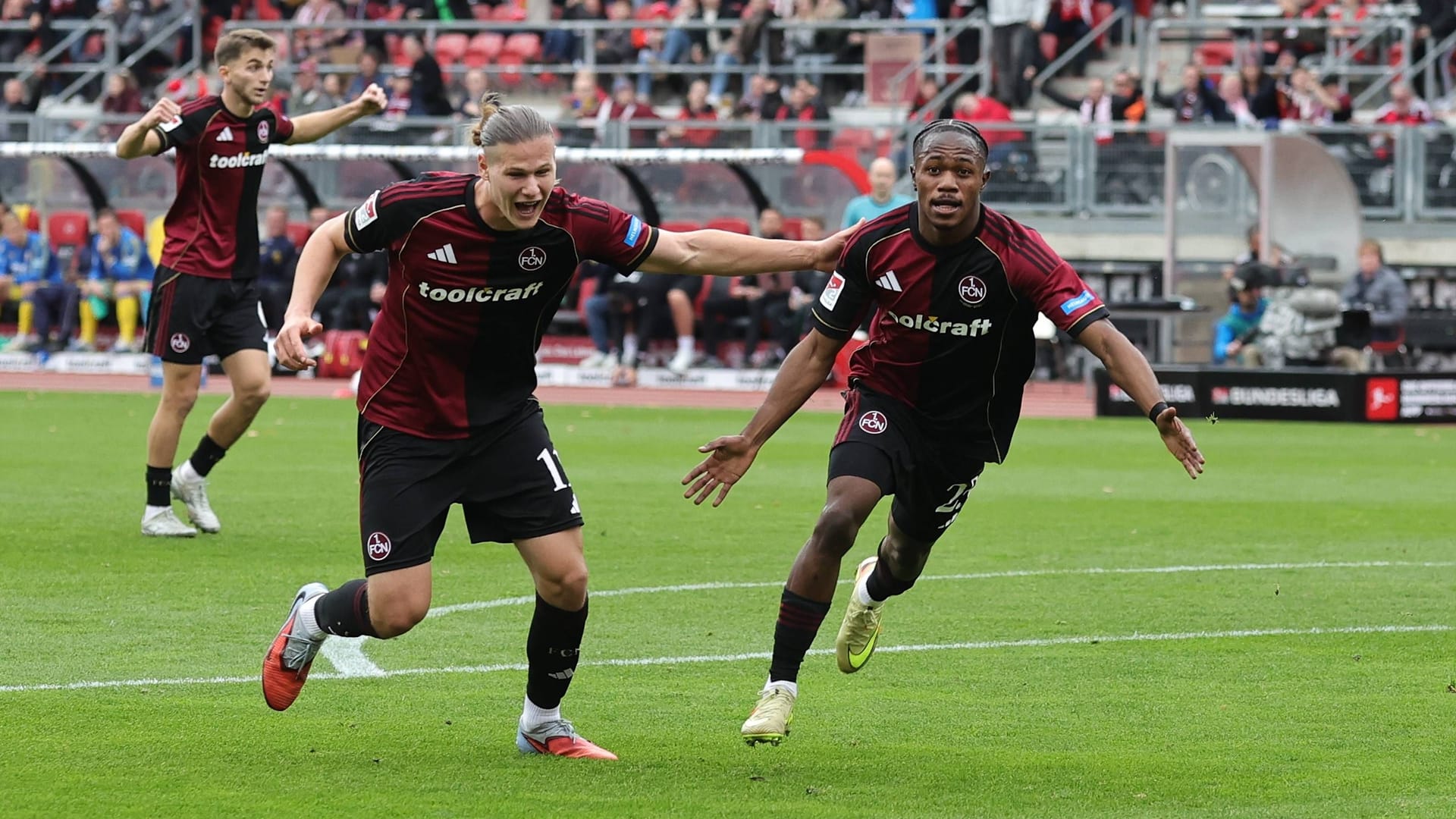 Artem Stepanov (l.) und Mohamed Ali Zoma (r.) jubeln über ein Tor des 1. FC Nürnberg (Archivbild): Artem Stepanov (l.) und Mohamed Ali Zoma (r.) jubeln über ein Tor des 1. FC Nürnberg (Archivbild):