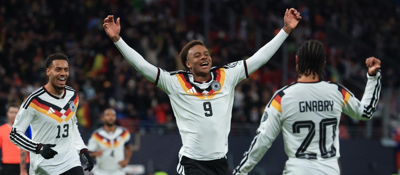 Assan Ouédraogo jubelt beim Qualifikationsspiel gegen die Slowakei. | dpa Assan Ouédraogo jubelt beim Qualifikationsspiel gegen die Slowakei.