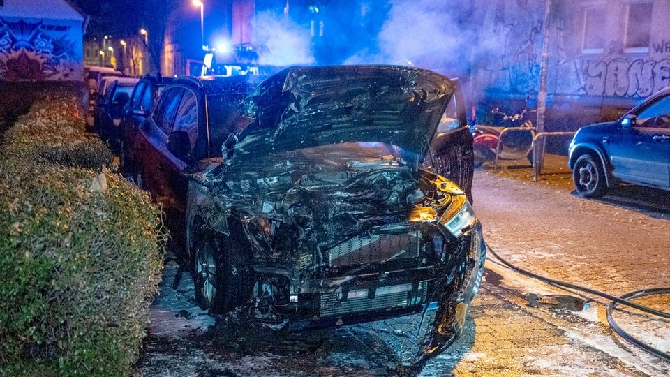 Auto und Mülltonne in Leipzig-Connewitz abgefackelt