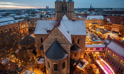 Gebrannte Mandeln, Glühwein und Handwerkskunst: Der Braunschweiger Weihnachtsmarkt lädt im Dezember mit 140 Ständen in die Braunschweiger Innenstadt ein.