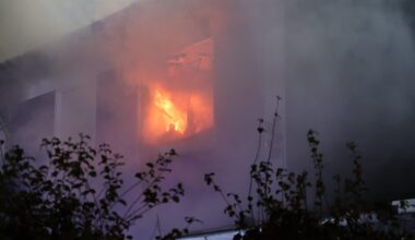 Feuerwehr-Einsatz in Köln: Explosionen bei Hausbrand durch illegales Feuerwerk | Regional