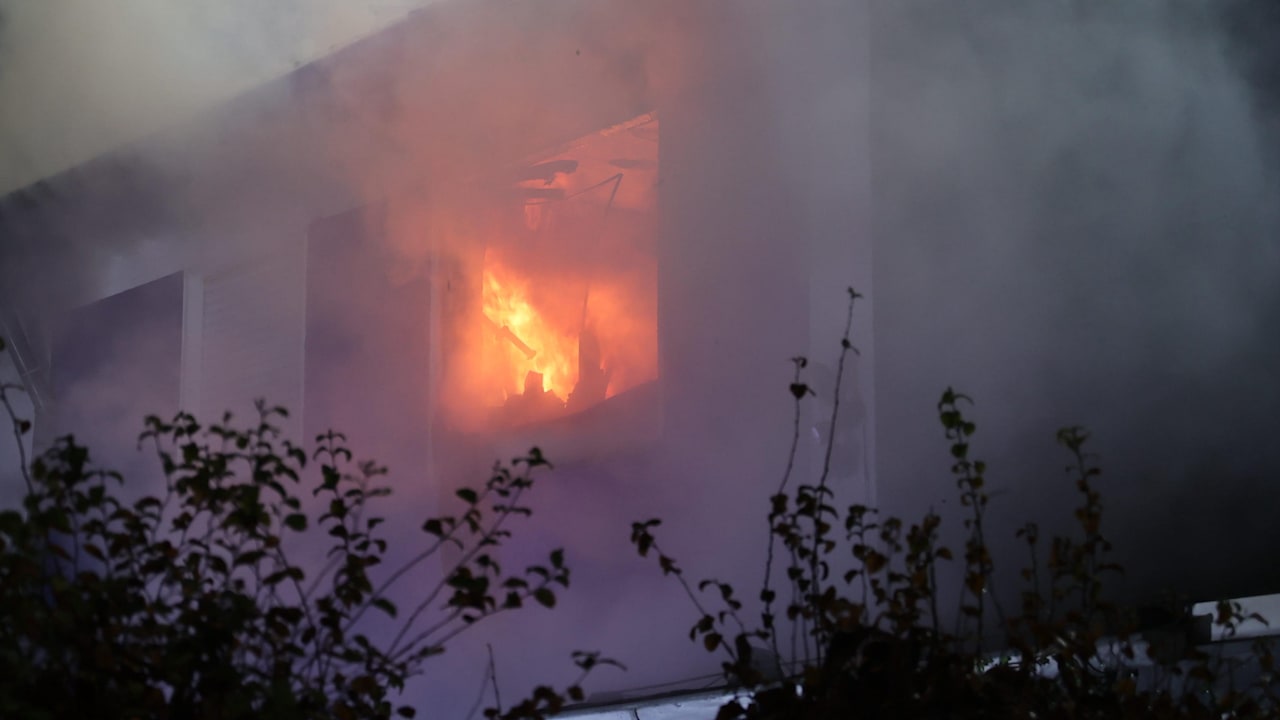 Feuerwehr-Einsatz in Köln: Explosionen bei Hausbrand durch illegales Feuerwerk | Regional
