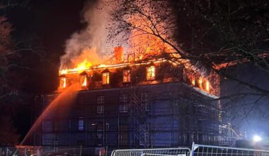 Wasserschloss Hardenberg in Flammen: Großeinsatz der Feuerwehr | Regional