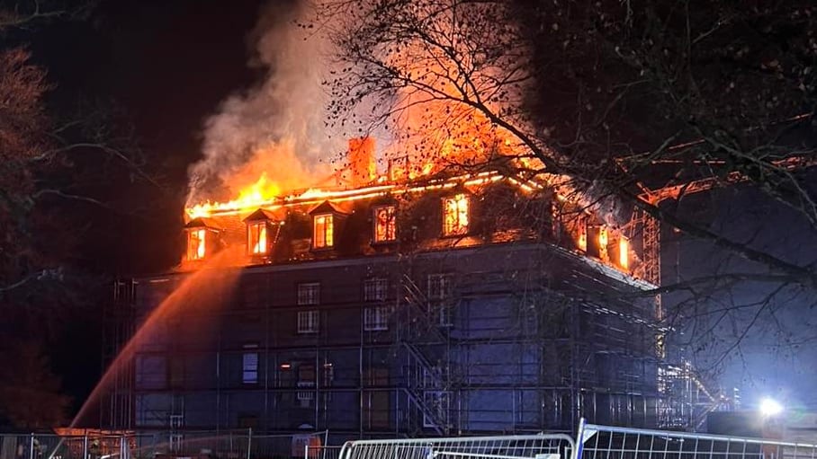 Wasserschloss Hardenberg in Flammen: Großeinsatz der Feuerwehr | Regional