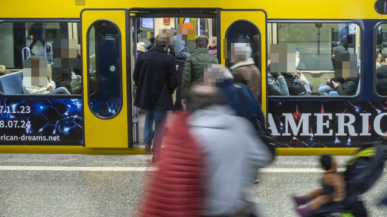 Polizei in Stuttgart alarmiert: Mann gebrapscht 12-Jährige in Bahn | Regional