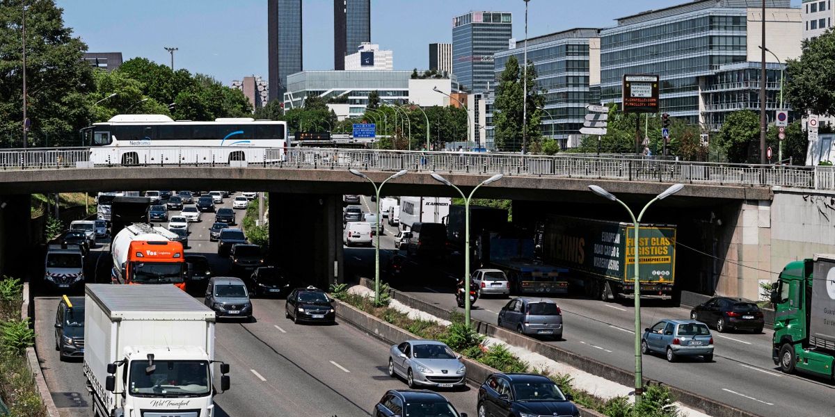 In Frankreich werden Fahrzeuge erstmals während der Fahrt über die Autobahn geladen - Edition Zukunft