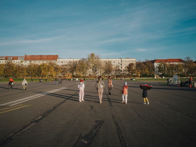 Tempelhofer Feld: früher Rollfeld, jetzt Spazierweg.