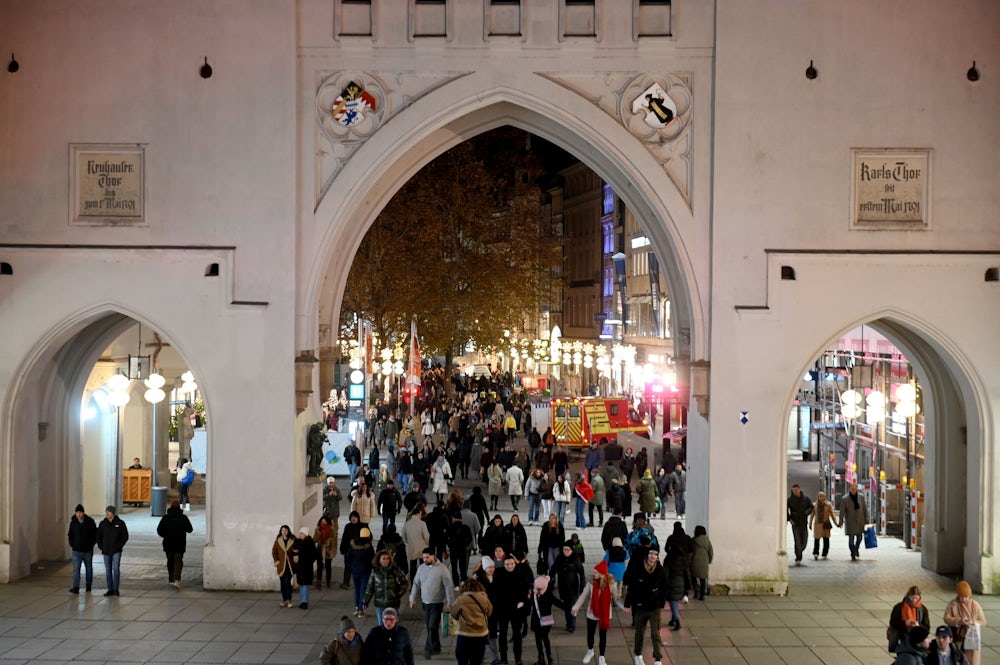 So voll wie sonst Samstagnachmittag bei schönem Wetter: Das abendliche Black-Friday-Shopping kommt bei den Münchnern und Münchnerinnen an.