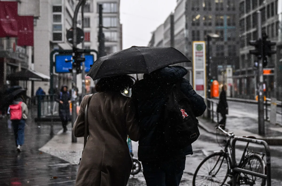 Regen und Wolken - Kaltes Schmuddelwetter in Berlin und Brandenburg - Panorama
