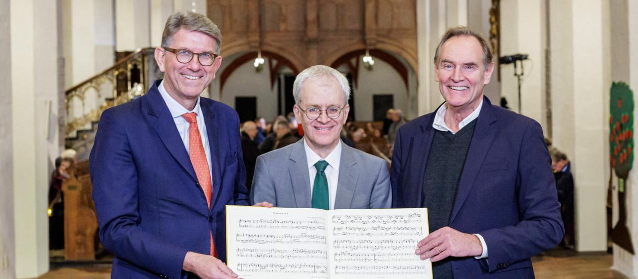 Wolfram Weimer, Peter Wollny und Burkhard Jung mit Noten von Johann Sebastian Bach. | AFP PHOTO /JENS SCHLUETER/BACH ARCHIVE Wolfram Weimer, Peter Wollny und Burkhard Jung mit Noten von Johann Sebastian Bach.