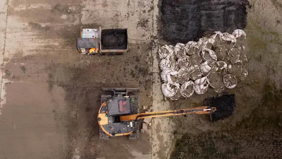 Ein Bagger holt belasteten Schlamm aus der Themse.