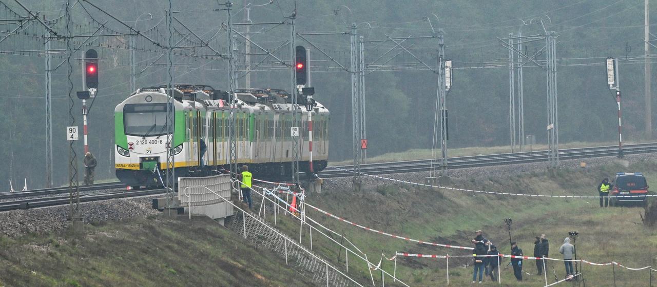 Spezialkräfte am Ort eines Gleisabschnitts auf der Strecke Deblin-Warschau bei  Mika
